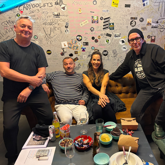 Andreas Vitasek, Nina Hartmann, Martin Moped und Franz Moped in der Garderobe des Kulturhof Villach nach der Aufführung "Kabarett Koalition", 2025