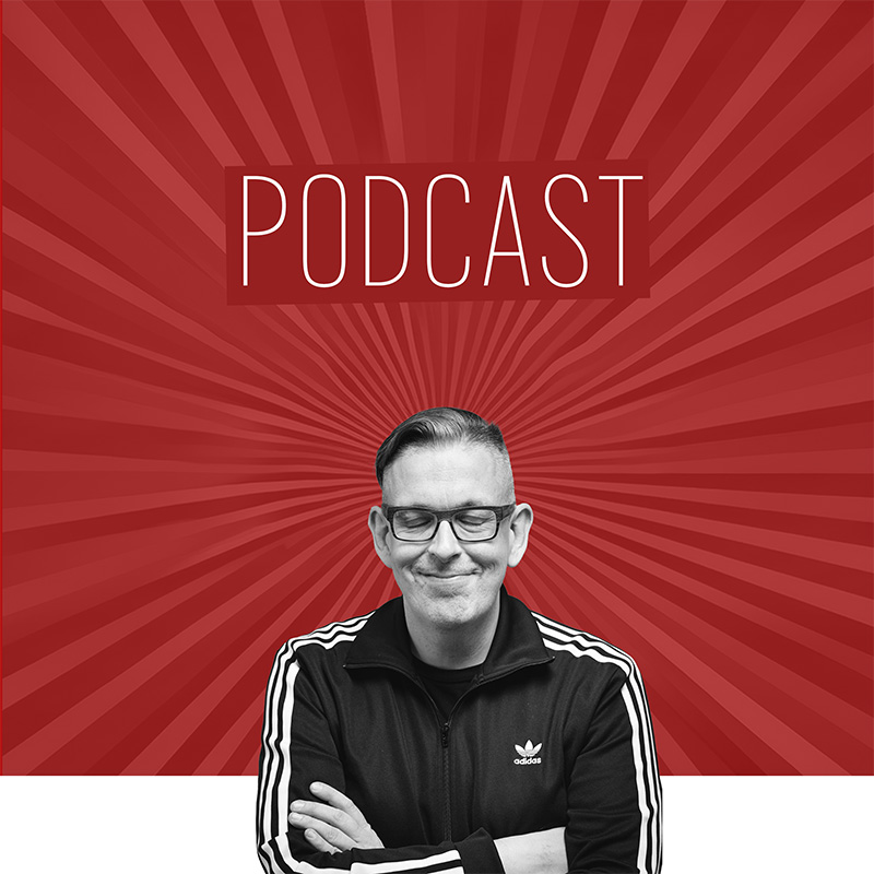 PodcastStart Franz Moped in Trainingsjacke mit verschränkten Armen und geschlossenen Augen vor rotem Hintergrund mit radialem Lichtmotiv, darüber der Schriftzug „Podcast“ als grafischer Einstieg zum Estragon Podcast