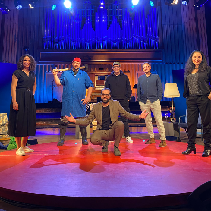 Gebrüder Moped in der TV-Sendung "Die Tafelrunde" gemeinsam mit Antonia Stabinger, Nadja Maleh, Petutschnig Hons und Gerald Fleischhacker