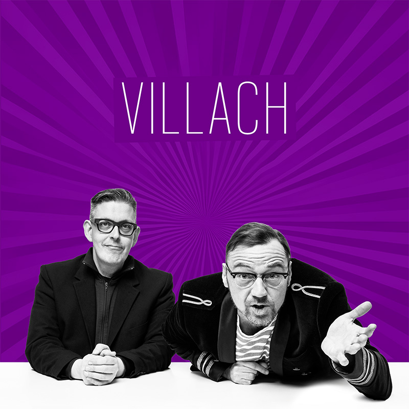 Franz Moped gemeinsam mit Martin Moped vor violettem Hintergrund mit radialem Lichtmotiv, darüber der Schriftzug „Villach“ als grafischer Einstieg zur Kabarett Koalition