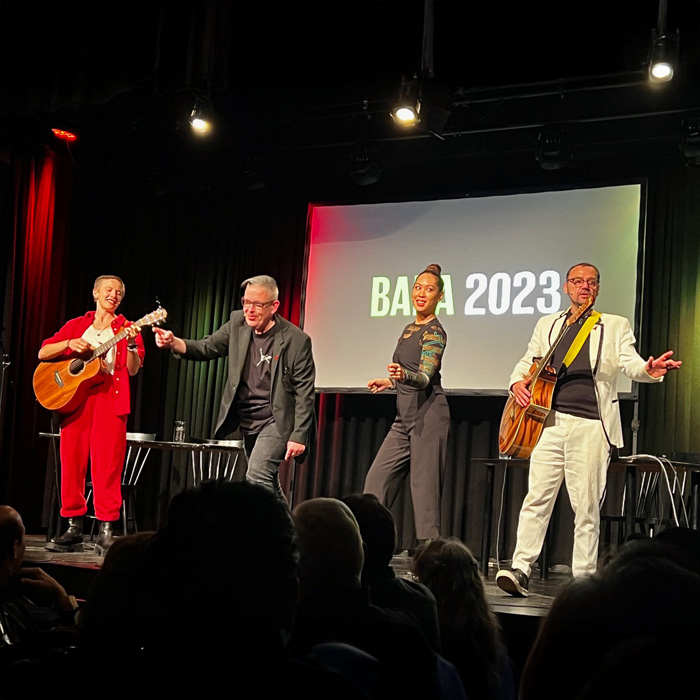 Anna Mabo, Miriam Hie, Martin Moped und Franz Moped auf der Bühne der Kulisse Wien, 2023 beim satirischen Jahresrückblick "Baba 2023"
