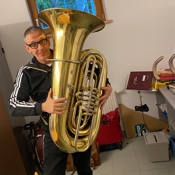 Franz Moped in einer Garderobe mit einer Tuba in Händen