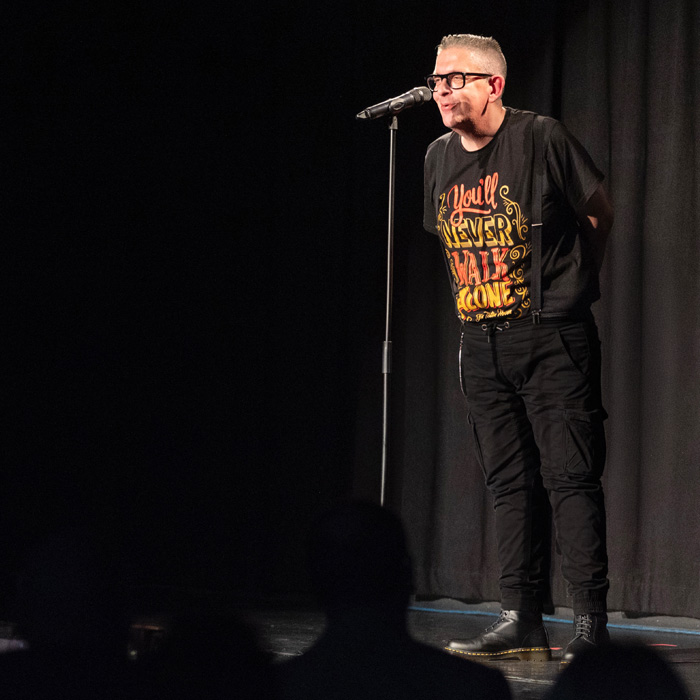 Franz Moped auf der Bühne des Casanova Vienna bei der Premiere seines Programms "10 Deka Liebe, bitte"