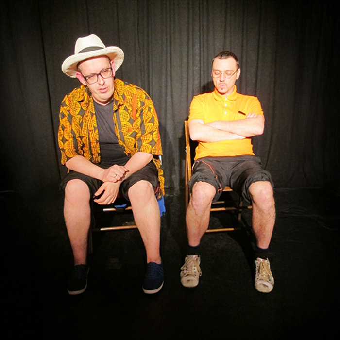 Franz und Martin Moped auf der Bühne in sommerlicher Kleidung im Programm "Männerversteher" (2013)