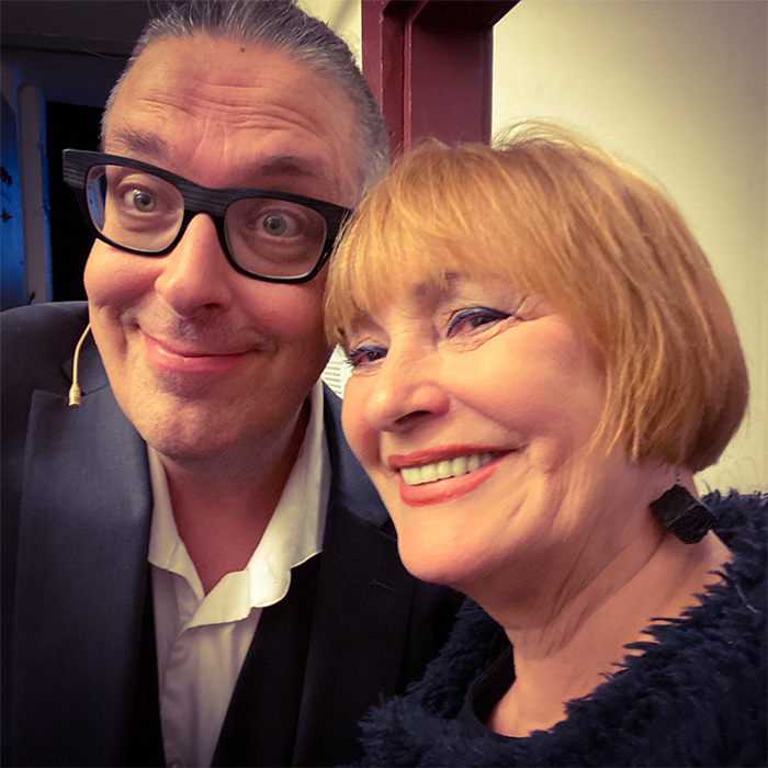 Franz Moped gemeinsam mit Chris Lohner backstage vor ihrem Gastauftritt bei Gebrüder Moped in der Kulisse Wien