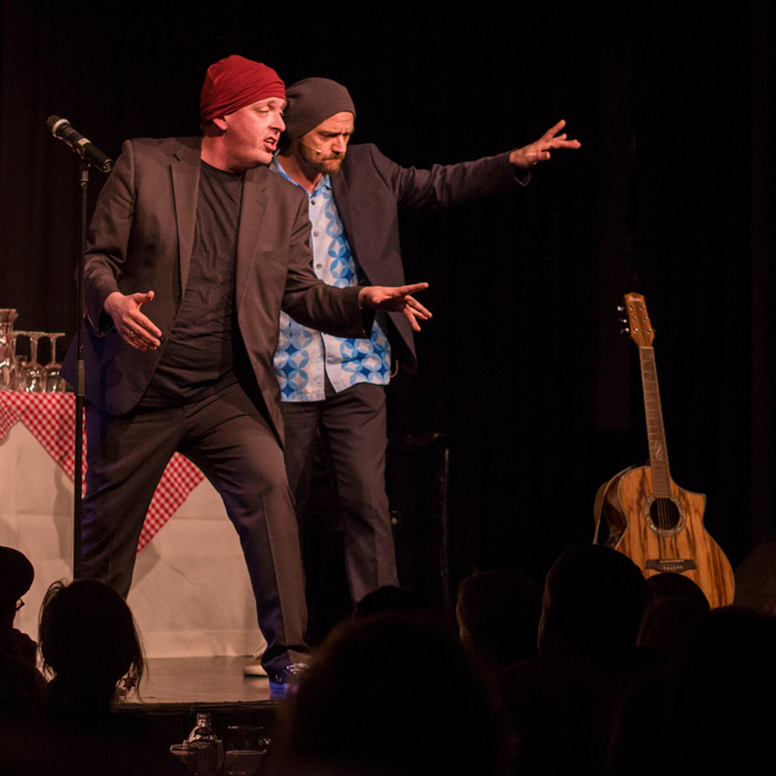 Martin Moped und Franz Moped als Gebrüder Moped auf der Bühne der Kulisse Wien