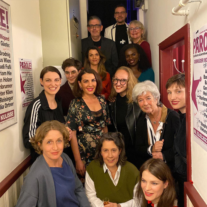 In der Garderobe der Kulisse Wien 2023 bei Parole, dem politischen Aschermittwoch der Gebrüder Moped. Am Foto: Franz und Martin Moped und ihre Bühnengäste Ana Marwan, Aida Loos, Barbara Blaha, Gertraud Knoll, Heide Schmidt, Marlene Engelhorn, Mireille Ngosso, Nunu Kaller, Petra Hartlieb, Sigrid Horn, Stephanie Krisper und Viktoria Spielmann