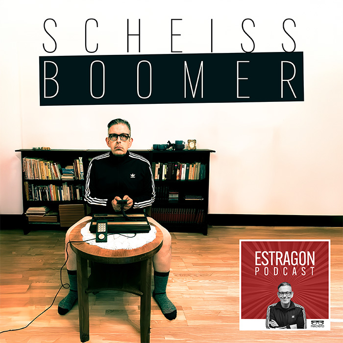 Franz Moped sitzt mit ernstem Blick in Trainingsjacke, Unterhose und Socken vor einem Tisch mit der Spielkonsole Mattel Intellivision aus den 1980er Jahren. Im Hintergrund ein Bücherregal, darüber der Schriftzug „Scheiß Boomer“. Rechts unten das Logo des Estragon Podcast, verlinkt zur gleichnamigen Folge.