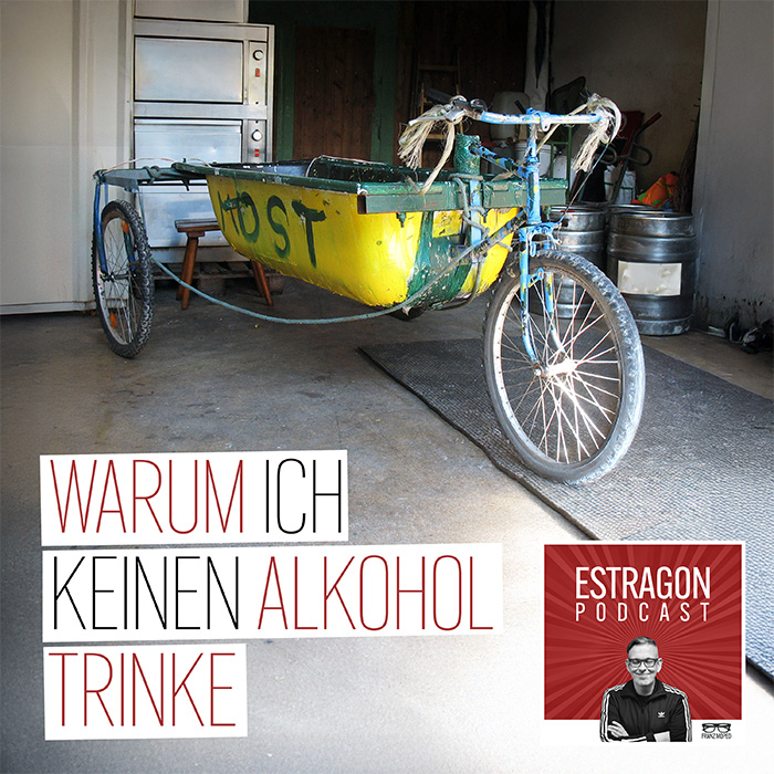 Selbstgebautes Gefährt mit gelbem Bottich in Garage, darauf der Schriftzug „Warum ich keinen Alkohol trinke“, rechts unten das Logo des Estragon Podcast, verlinkt zur gleichnamigen Podcast-Folge