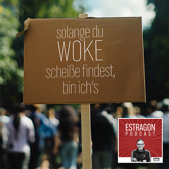 Pappschild mit der Aufschrift „Solange du Woke scheiße findest, bin ich’s“ vor unscharfem Demo-Hintergrund, rechts unten das Logo des Estragon Podcast, verlinkt zur gleichnamigen Podcast-Folge