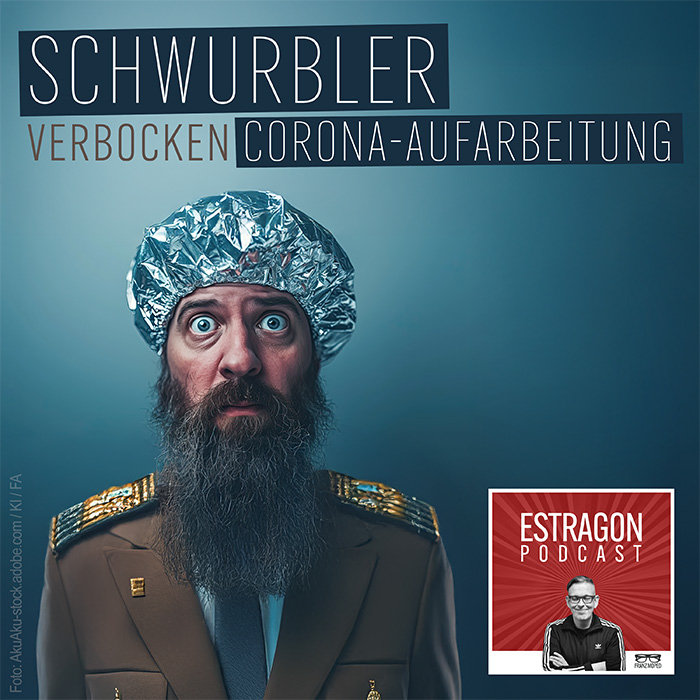 Mann mit wirrem Blick, Aluhut und Militäruniform vor blauem Hintergrund, darüber der Schriftzug „Schwurbler verbocken Corona-Aufarbeitung“, rechts unten das Logo des Estragon Podcast, verlinkt zur gleichnamigen Podcast-Folge