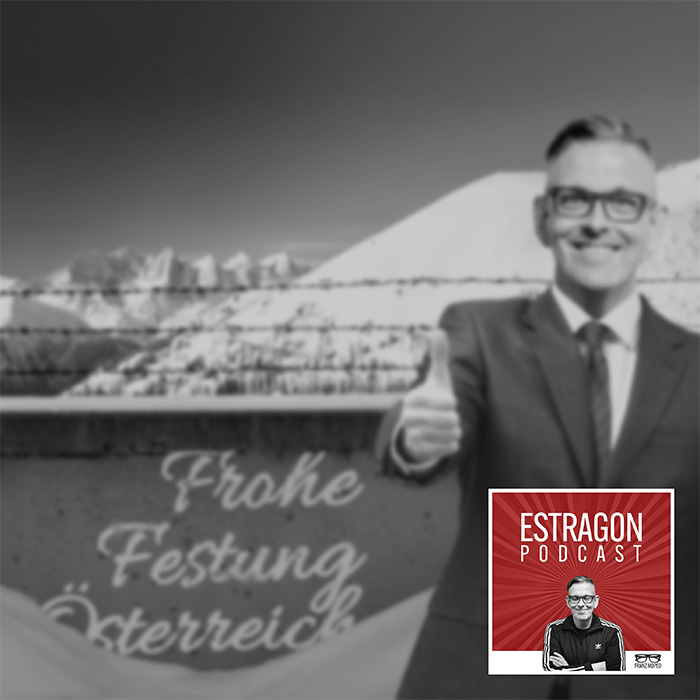 Franz Moped im Anzug mit Daumen hoch vor schneebedeckter Bergkulisse und Stacheldraht, auf der Mauer der Schriftzug „Frohe Festung Österreich“, rechts unten das Logo des Estragon Podcast, verlinkt zur gleichnamigen Podcast-Folge