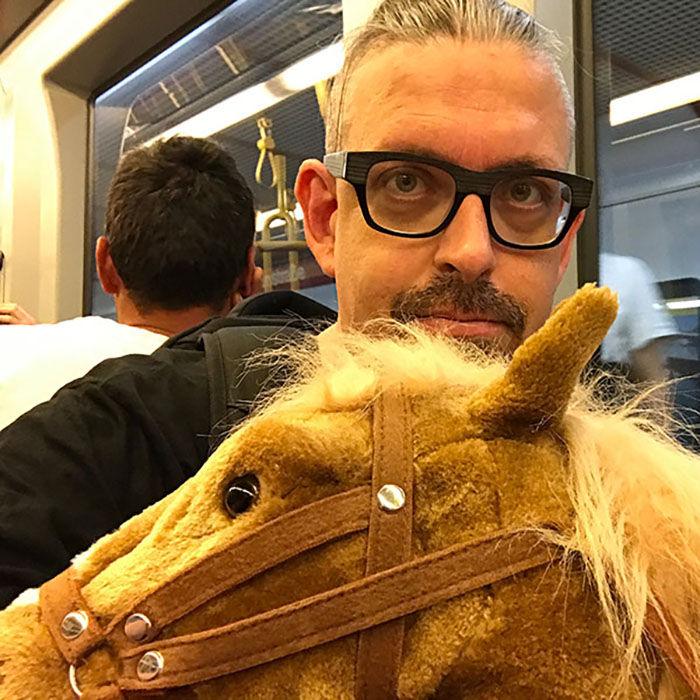 Franz Moped mit einem großen Plüschpferd in der U-Bahn