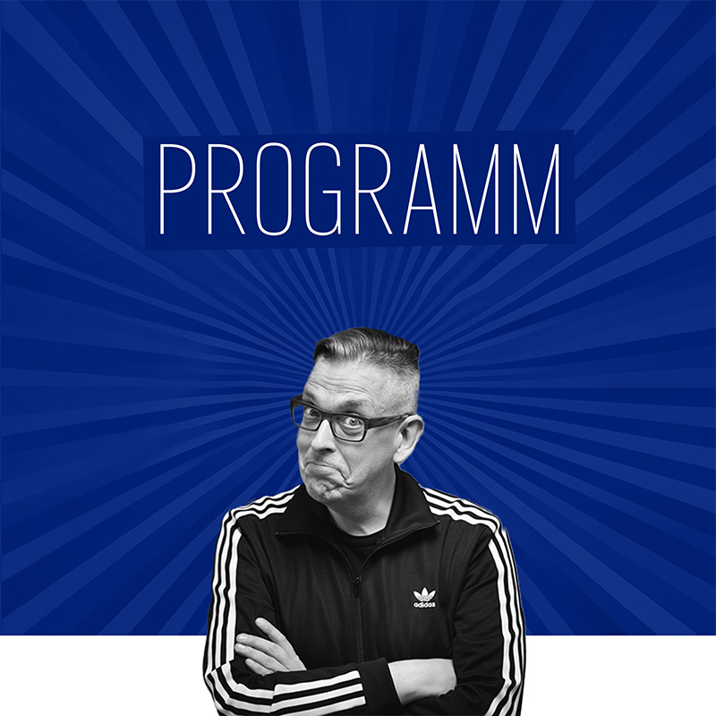 Franz Moped mit verschränkten Armen und schiefgelegtem Kopf vor blauem Hintergrund mit radialem Lichtmotiv, darüber der Schriftzug „Programm“ als grafischer Einstieg zum Live-Programm