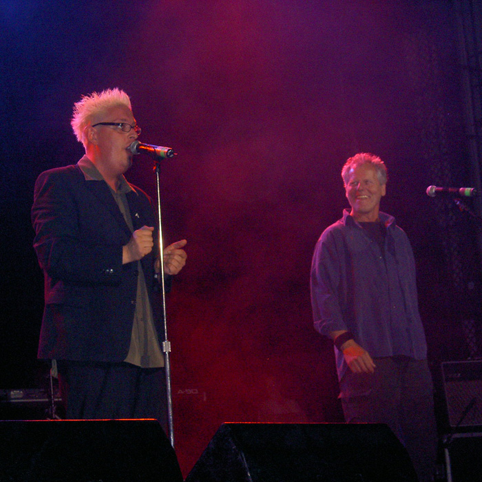 Georg Danzer und Franz Moped im Duett singend auf der Bühne bei "Houseverstand - Nacht der Duette" 2005 im Ronacher, Wien