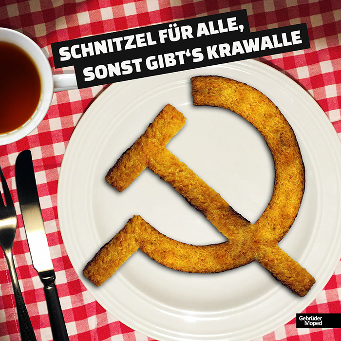 Fotomontage zeigt auf einem weißen Teller Hammer und Sichel in panierter Form. Text darüber "Schnitzel für alle, sonst gibt's Krawalle", darunter: "Gebrüder Moped"