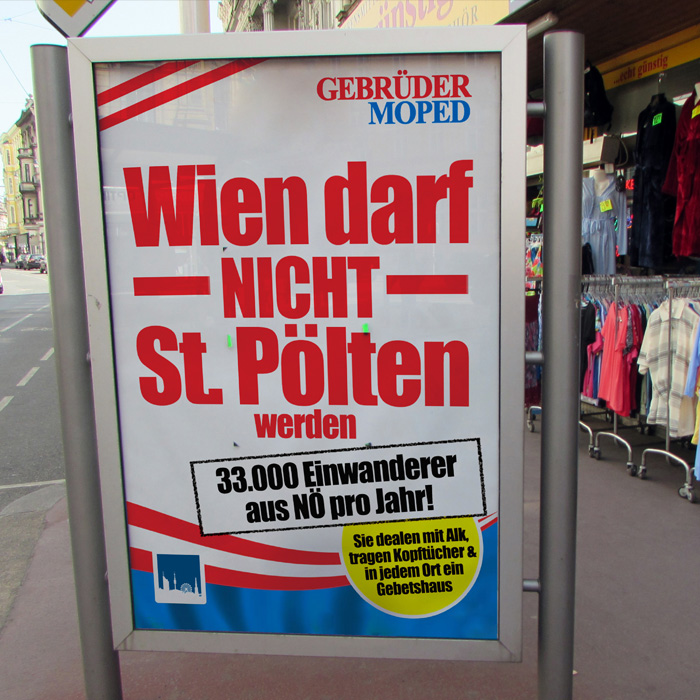 Fotomontage im Stil eines Wahlplakats auf der Straße. Texte: Gebrüder Moped, Wien darf nicht St. Pölten werden, 33.000 Einwanderer aus NÖ pro Jahr! Sie dealen mit Alk, tragen Kopftücher & in jedem Ort ein Gebetshaus.