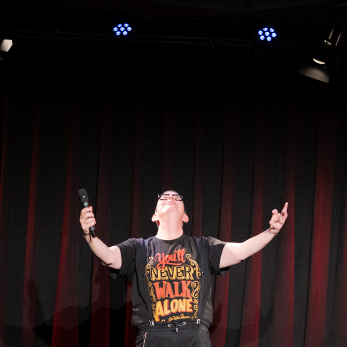 Franz Moped auf der Bühne des Casanova Vienna bei der Premiere seines Programms "10 Deka, bitte"