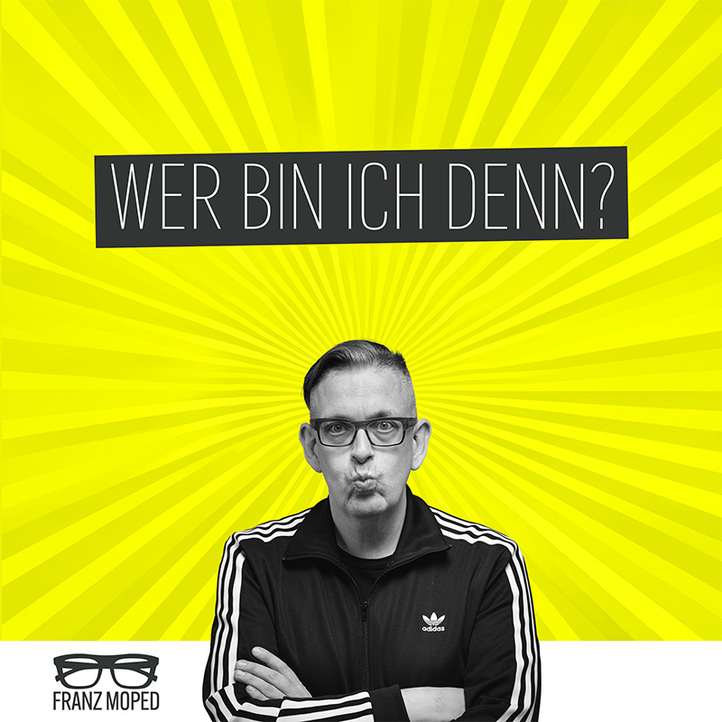 Franz Moped mit verschränkten Armen und spitzem Mundausdruck vor gelbem Hintergrund mit radialem Lichtmotiv, darüber der Schriftzug „Wer bin ich denn?“ als Titelbild der Biografie-Seite