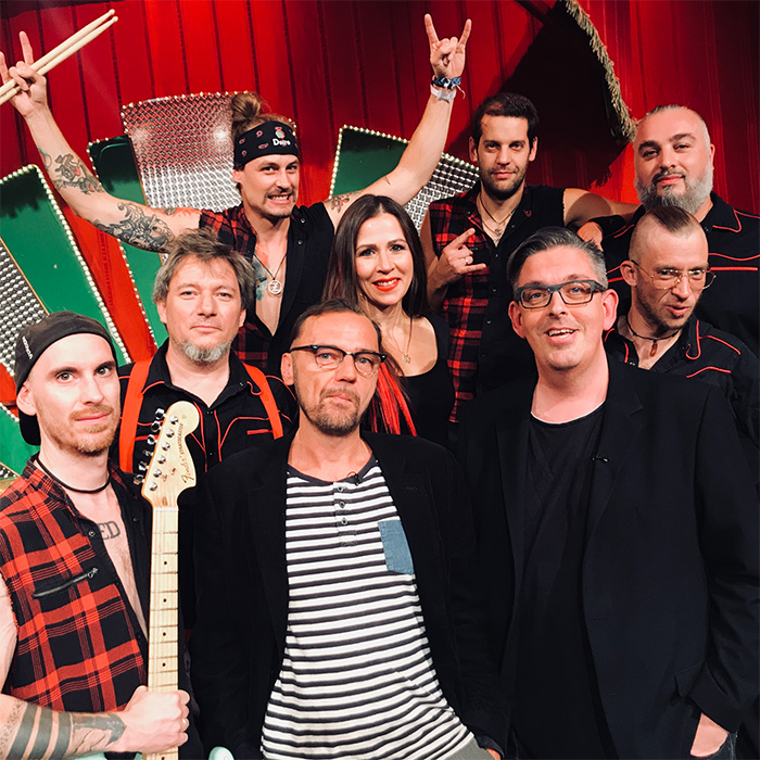 Gebrüder Moped zu Gast in der ORF-Sendung „Willkommen Österreich“, am Bild gemeinsam mit der Showband (damals noch unter dem Namen „Russkaja“)